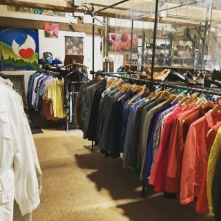 In onze winkel vind je ook wat kleding en schoenen! 
#kleding #emmausfeniks #tegelen #venlo #limburg #localbusiness #secondhand #vintage #vintageaesthetic #vinted #kringloop #l4likes #love #shopping #autumn